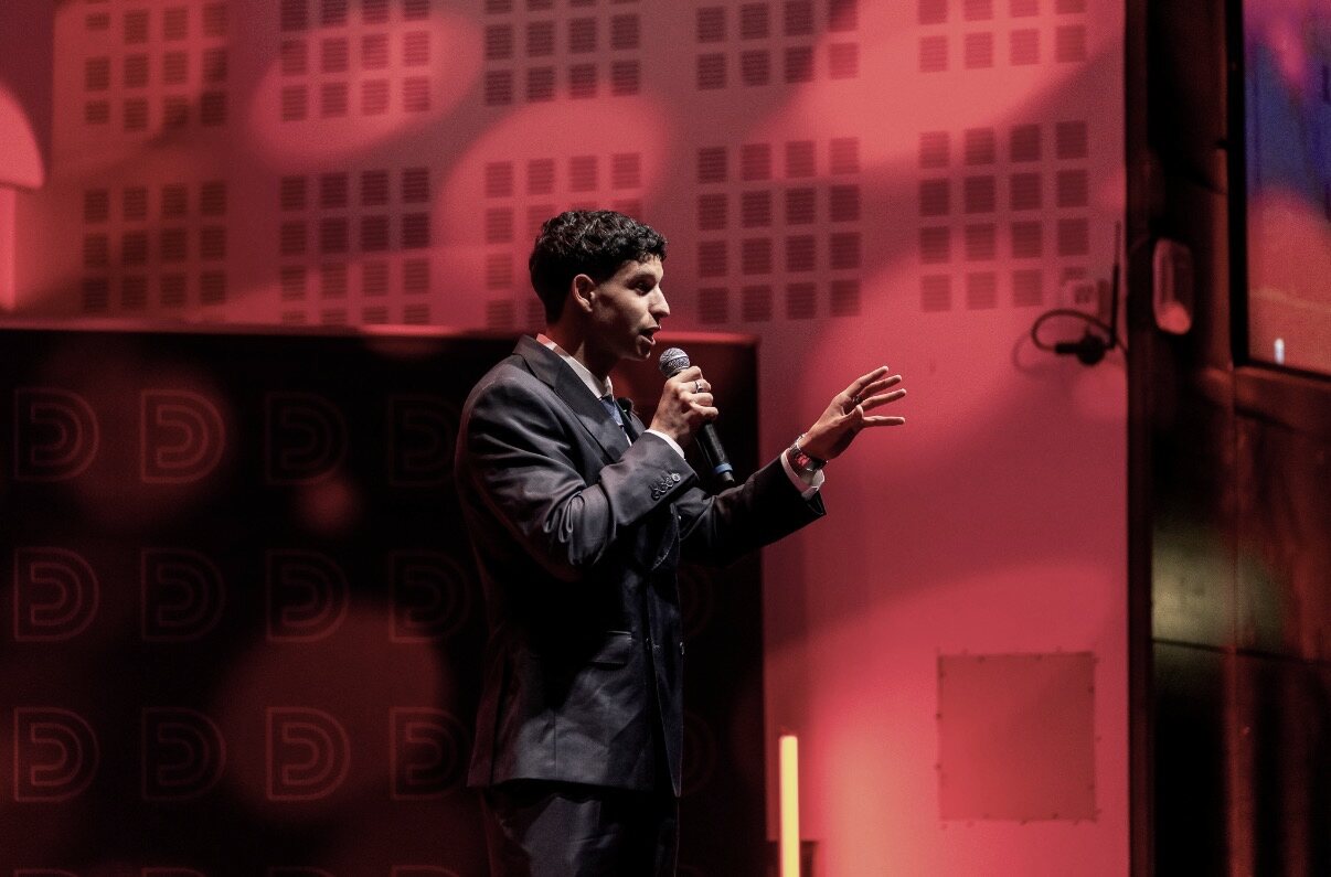 Naïm Khelif s’adresse à la salle sur la scène du TEDx Paris Dauphine.